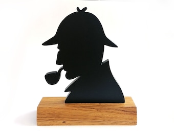 Enfeite de mesa/estante artesanal em madeira, representando Sherlock Holmes, feito com madeira reciclada.