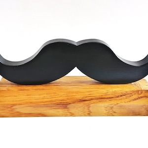 Decorazione per libreria/soprammobile da scrivania con baffi di Hercule Poirot realizzata a mano. Realizzata in quercia e compensato di recupero. Decorazione per libreria di Agatha Christie