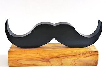 Decorazione per libreria/scrivania a forma di baffi di Hercule Poirot, realizzata a mano. Prodotta in legno di quercia e compensato riciclati. Decorazione per libreria ispirata ad Agatha Christie.
