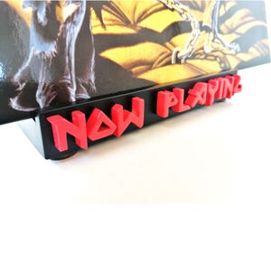 Schallplattenständer aus Holz mit der Aufschrift „Now Playing“ – Heavy-Metal-Schriftart