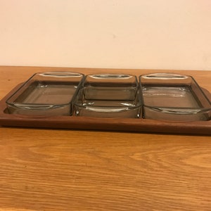 Mid Century Condimento de madera de teca danesa / Bandeja de aperitivo 4 Insertos de vidrio / Platos Vintage Scandinavian