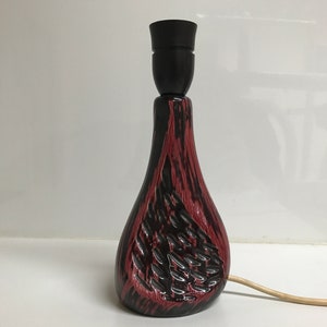 Sculptural ceramic table lamp in black/red pattern from Danish Elisabeth Loholt, 1960s