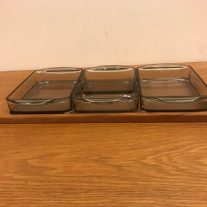Mid Century Condimento de madera de teca danesa / Bandeja de aperitivo 4 Insertos de vidrio / Platos Vintage Scandinavian
