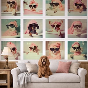 Pode incluir: Uma coleção de impressões emolduradas com cães em banheiras, usando óculos de sol e toalhas rosa. Um Cocker Spaniel marrom está sentado em um sofá cinza claro com almofadas e uma manta. Uma mesa lateral de madeira com uma lâmpada está à esquerda.