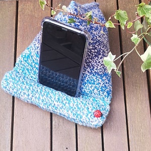 Crochet pattern for a phone/tablet holder cushion