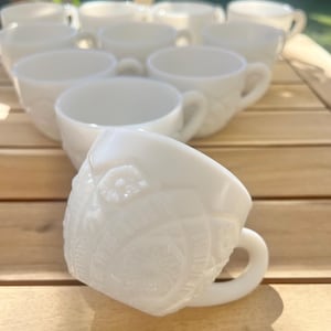 Set von 11 Vintage West Moreland Milchglas Bowle / Teetassen