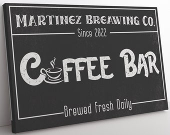 Może przedstawiać: Czarno-biały znak z tekstem "Martinez Brewing Co. Since 2022" i "Coffee Bar" ze stylizowanym obrazkiem filiżanki kawy. Tekst "Brewed Fresh Daily" znajduje się na dole znaku.