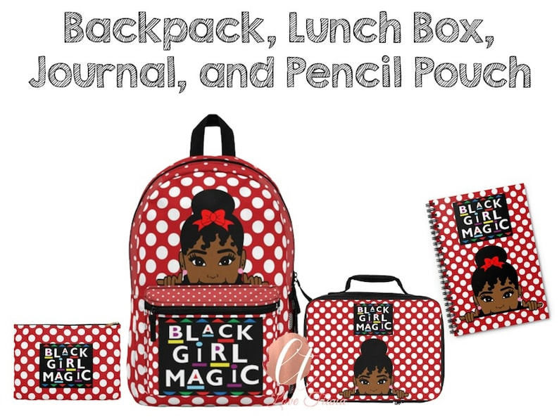 Peut inclure: Sac &agrave; dos, bo&icirc;te &agrave; lunch, journal et trousse &agrave; crayons &agrave; pois rouges et blancs avec une illustration de fille noire et le texte "Black Girl Magic".