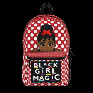 Peut inclure: Sac &agrave; dos rouge &agrave; pois blancs avec une illustration de dessin anim&eacute; d'une fille noire avec un n&oelig;ud rouge qui d&eacute;passe du haut de la poche. La poche porte le texte "BLACK GIRL MAGIC" en lettres color&eacute;es.