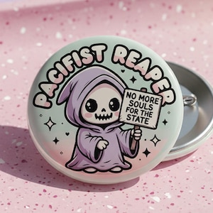 Przypinka z motywem Pastel Goth Pacifist Reaper – antywojenny protest dla przyjaciela o lewicowych poglądach