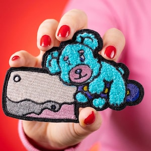 Pastelkleurige Goth Creepy Cute Bear-patch, geribbelde teddy met vleesmes opstrijkbare appliqué