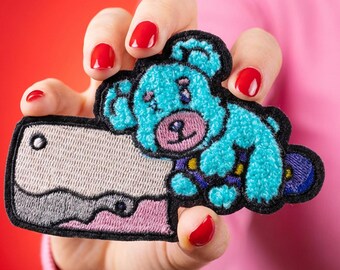 Pastelkleurige Goth Creepy Cute Bear-patch, geribbelde teddy met vleesmes opstrijkbare appliqué
