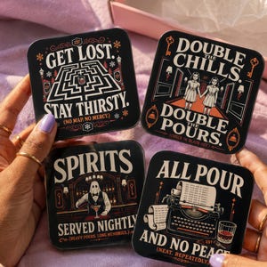Puede incluir: Cuatro posavasos cuadrados negros con diseños y texto únicos. Uno de los posavasos dice "Get Lost, Stay Thirsty" con un laberinto. Otro dice "Double Chills, Double Pours". El tercero dice "Spirits Served Nightly". El último dice "All Pour and No Peace."