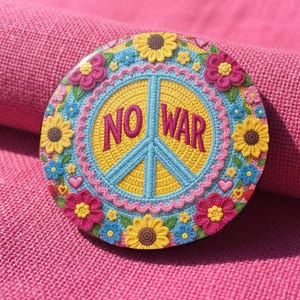 Peut inclure: Un badge rond et coloré avec un symbole de paix. Le badge affiche les mots "NO WAR" en rose, entourés d'un symbole de paix bleu, de crochet jaune et d'une bordure de fleurs roses, jaunes et bleues. Le fond est rose.