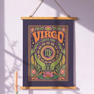 Peut inclure: Une tenture murale rectangulaire sur fond violet foncé avec une illustration graphique centrale du signe du zodiaque Vierge. Le motif comprend le texte VIRGO et EARTH SIGN, des mains stylisées, des épis de blé, des fleurs de lotus et des yeux.