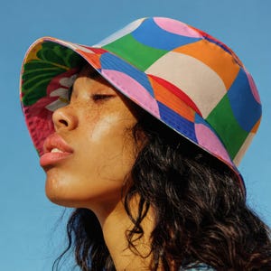 Maximalist blommig vändbar hinkhatt, Dopamin-dressing festivalaccessoar, retro 70-tals schackrutig solkeps, funky ljus sommarstrandkläder