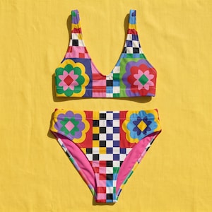 Bikini floral à damier maximaliste, maillot de bain color block, deux pièces rétro pop art, tenue de plage fun Y2K, tenue de piscine Dopamine