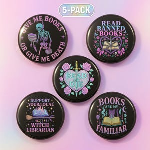 Op de afbeelding: Een set van vijf zwarte ronde knopen met verschillende ontwerpen en tekst. Eén knoop toont een skelet met boeken en de tekst "GIVE ME BOOKS OR GIVE ME DEATH." Andere knopen zeggen "READ BANNED BOOKS", "READ OR DIE", "SUPPORT YOUR LOCAL WITCH LIBRARIAN" en "BOOKS ARE MY FAMILIAR."