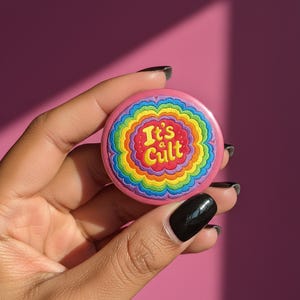 Es ist ein Kult Pinback Button Protest Button - Aktivist Retro 70s Accessoire für Widerstand