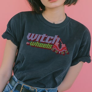 T-shirt Witch on Wheels : t-shirt rétro pour patins à roulettes, vêtements derby