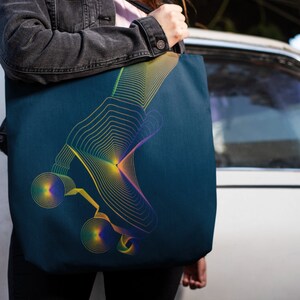 K&ouml;nnte beinhalten: Eine dunkelblaue Tragetasche mit einer bunten Grafik eines Rollschuhs. Die Grafik besteht aus Linien, die einen 3D-Effekt erzeugen.