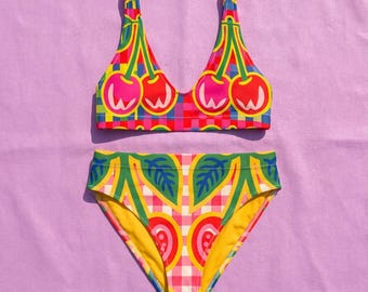 Maximalist Cherry Gingham bikini, retro popkonst tvådelad baddräkt, dopaminklänning sommarsemesteroutfit, roliga strandkläder