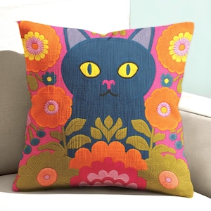 Retro jaren 70 bloemenkussen zwarte kat kussensloop: maximalistisch decor met vintage flowerpower
