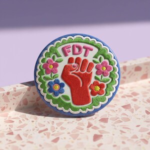 Broche anti-Trump da FDT - Acessório floral retrô dos anos 70 para ativistas da resistência.