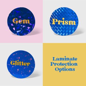 Może przedstawiać: Cztery niebieskie holograficzne naklejki z r&oacute;żnymi wzorami i tekstem. Naklejki m&oacute;wią "Gem", "Prism", "Glitter" i "Laminate Protection Options".