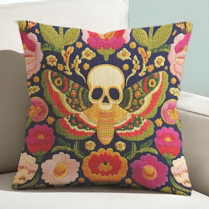 Cojín decorativo gótico con diseño de polilla calavera y relleno - Cojín maximalista de arte popular y acento estético cottagegore oscuro