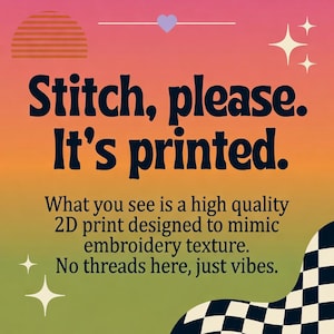 Op de afbeelding: Een grafisch ontwerp met een verloopachtergrond van oranje, geel en groen. De tekst luidt "Stitch, please. It's printed." Extra tekst legt uit dat het ontwerp borduurwerk imiteert. Een dambordpatroon en sterrenstof zijn ook aanwezig.