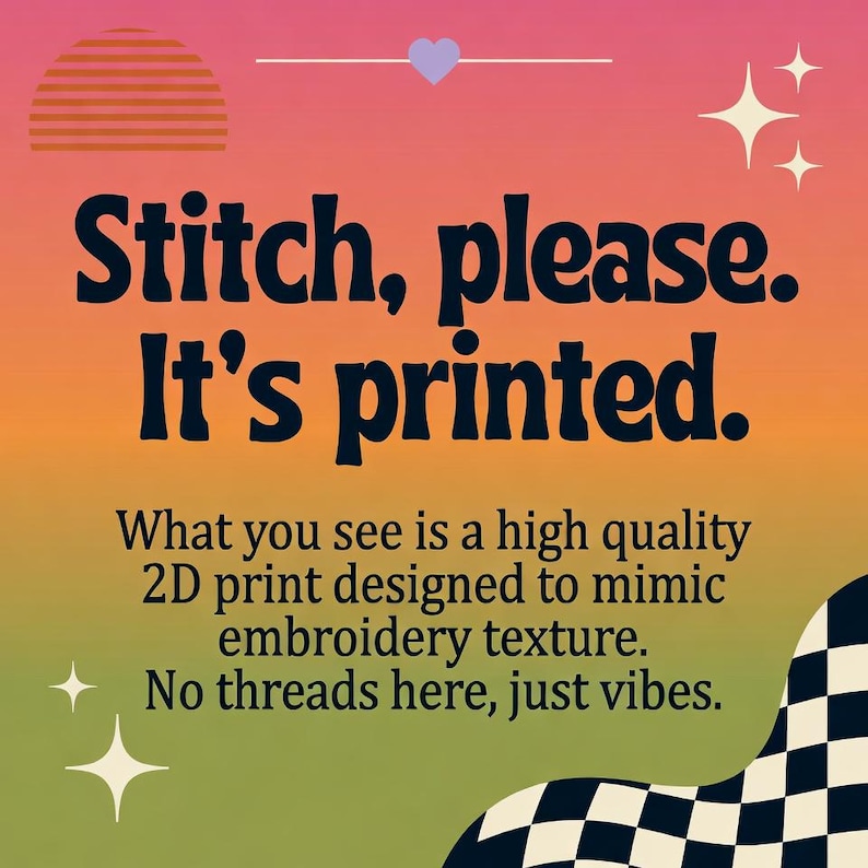 Op de afbeelding: Een grafisch ontwerp met een verloopachtergrond van oranje, geel en groen. De tekst luidt "Stitch, please. It's printed." Extra tekst legt uit dat het ontwerp borduurwerk imiteert. Een dambordpatroon en sterrenstof zijn ook aanwezig.