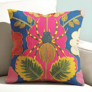 Almofada decorativa Maximalist Spider - Capa de almofada eclética colorida tropical com design de arte popular floral e insetos