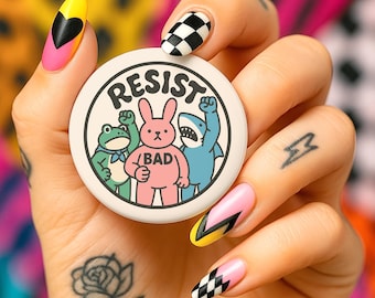 Pin de protesta de resistencia con una simpática rana, conejo y tiburón, insignia de activista político