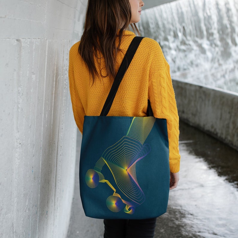 K&ouml;nnte beinhalten: Eine dunkelblaue Tragetasche mit einem farbenfrohen, abstrakten Design eines Rollschuhs. Das Design besteht aus gelben, gr&uuml;nen und violetten Linien.