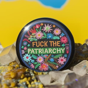 Botón pinback "A la mierda con el patriarcado": Insignia de protesta feminista floral
