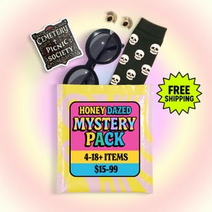 Puede incluir: Una composición con un Honey Dazed Mystery Pack con el texto "4-18+ ITEMS". El paquete está rodeado de gafas de sol negras, calcetines con estampado de calaveras, una pegatina con el texto "Cemetery Picnic Society" y pendientes.