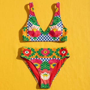 Conjunto de bikini maximalista de talle alto con estampado floral a cuadros - Traje de baño retro colorido, atuendo para festivales