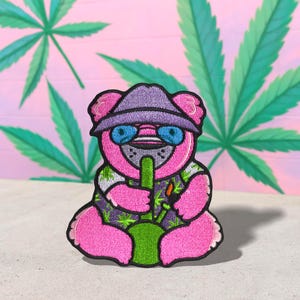 Parche bordado de oso fumeta divertido: accesorio termoadhesivo de marihuana