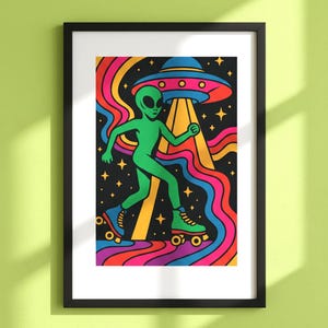Puede incluir: Una impresión artística enmarcada que presenta un alienígena verde sobre patines, con un OVNI encima. La obra de arte tiene un estilo retro y psicodélico con colores vibrantes, incluyendo ondas de arcoíris y un fondo negro estrellado.