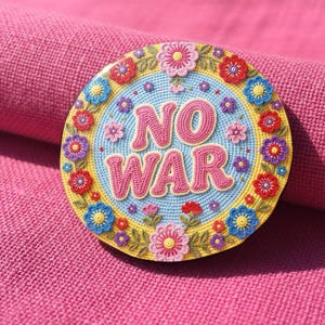 Może przedstawiać: Rustykalny drewniany znak z napisem "Welcome to our home" w białych literach. Znak ma postarzaną powierzchnię i prosty, zachęcający design, idealny do dekoracji wejścia.