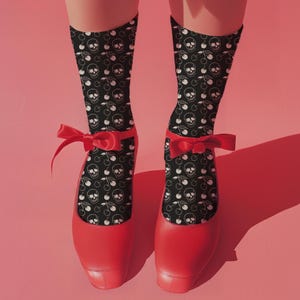 Skull Cherry Socks: Gothic Punk Statement Accessoarer