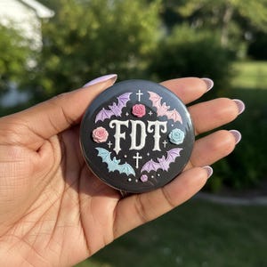 パステルゴスFDTピンバックボタン、反トランプ抗議バッジ、コウモリ付きゴシック政治ピン