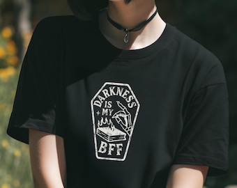 Gothic Graphic Tee: Darkness Coffin Unisex Schwarzes T-Shirt, Weirdcore Alt Kleidung