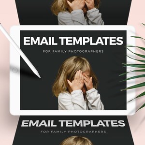 Może przedstawiać: Biały ekran iPada wyświetlający czarne tło z tekstem "EMAIL TEMPLATES FOR FAMILY PHOTOGRAPHERS" w kolorze białym. Młoda dziewczyna o blond włosach zakrywa sobie oczy rękami. Obraz jest powtórzony u dołu ekranu.