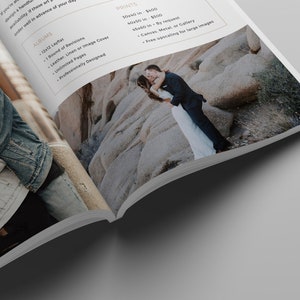 Puede incluir: Un folleto con una foto de una pareja abraz&aacute;ndose en un paisaje des&eacute;rtico. El folleto enumera los precios de las impresiones y los &aacute;lbumes. El texto dice: "PRINTS 30x40 in $400 40x50 in $500 45x50 in A petici&oacute;n Lienzo, Metal o Galer&iacute;a Escalado gratuito para im&aacute;genes grandes ALBUMS 12x12 Layflat Ronda de revisiones Cuero, Lino o Cubierta de imagen P&aacute;ginas ilimitadas Dise&ntilde;ado profesionalmente"