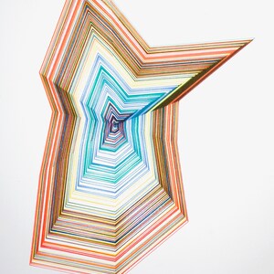 Puede incluir: Una impresión de arte abstracto colorida con un diseño geométrico de líneas superpuestas que crean un efecto de espiral. La impresión se titula "Stacked Spirals" y está firmada "J. Millard '21".