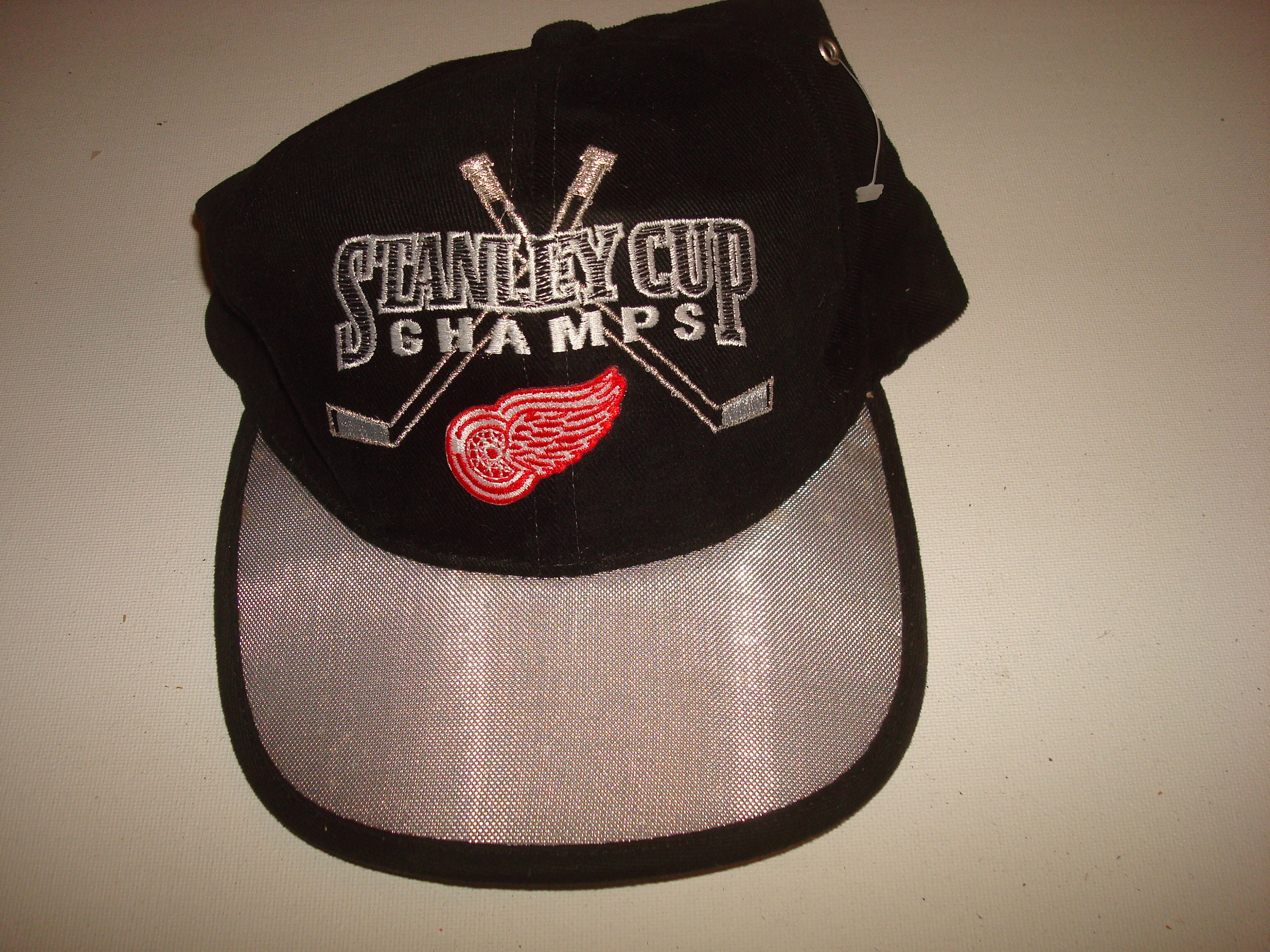 DETROIT RED WINGS VINTAGE 1998 STANLEY CUP CHAMPS STARTER ADULT HAT