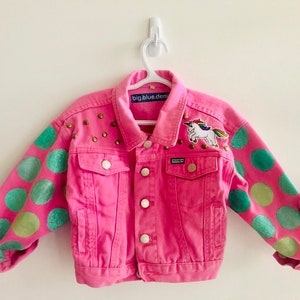 Een van een soort handgeschilderde roze spijkerjasje voor kinderen - polkadots