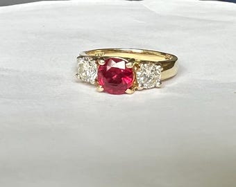 Anillo de rubí y diamantes